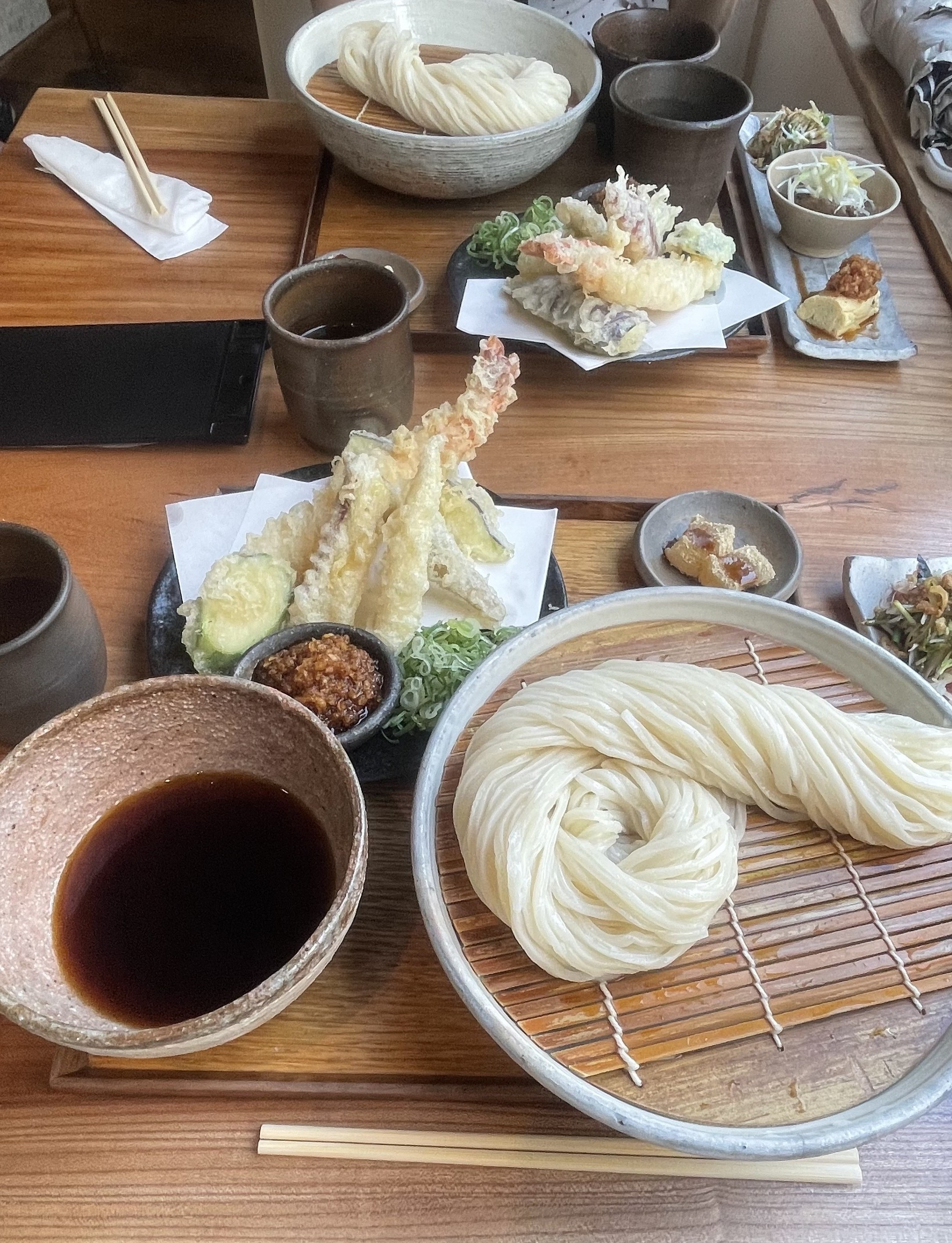 お世話役制度を利用して食事をする様子